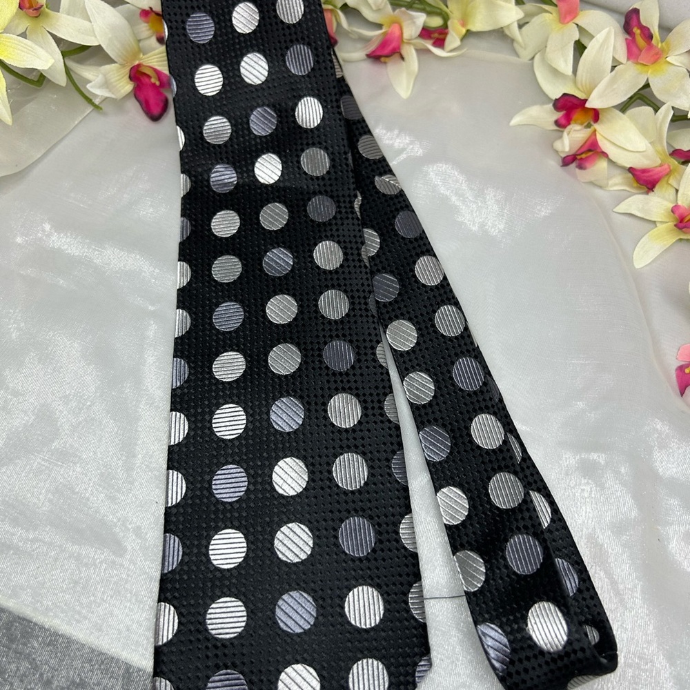 Classy Emilio Ponti polka dot tie.